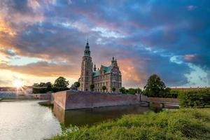 famoso castillo de rosenborg, una de las atracciones turísticas más visitadas de copenhague foto