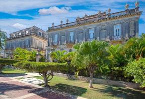 mexico, avenida paseo de montejo en merida con restaurantes, monumentos y atractivos turisticos foto