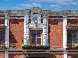 méxico, coloridas calles de puebla y arquitectura colonial en el centro histórico de la ciudad de zócalo foto