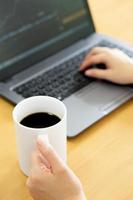 mujer de negocios usando tableta computadora-net libro y bebiendo café foto