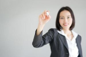 escritura asiática de la mujer de negocios foto