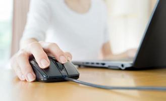 imagen de manos femeninas haciendo clic en el mouse de la computadora foto