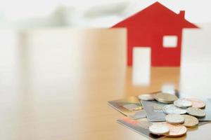 inversión inmobiliaria con tarjeta de crédito. casa y monedas foto