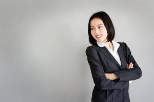 retrato, joven, mujer de negocios, posición, contra, fondo gris foto