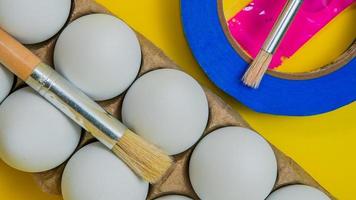 huevos listos para pintar en pascua foto