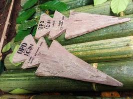 regencia de cianjur, java occidental, indonesia, 29 de marzo de 2022-lápidas de madera foto