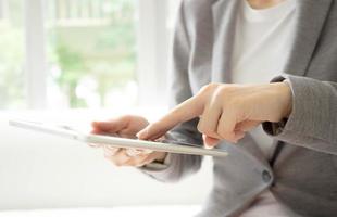 mujer de negocios sosteniendo una tableta en las manos foto