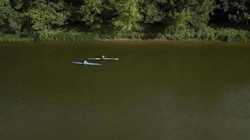 kayaks en la vista aérea del canal de remo foto