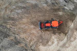 excavadora en una vista superior del sitio de construcción foto