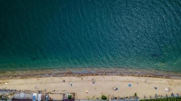 fotografía aérea de mar y playa de arena con drone foto