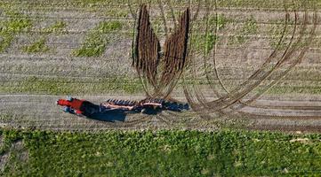 el conductor del tractor creativo dibujó una mariposa en la vista aérea del campo foto