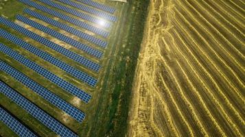 toma aérea vista superior de la granja fotovoltaica del panel solar foto