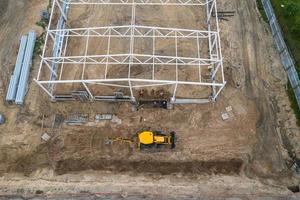 excavadora en una vista superior del sitio de construcción foto