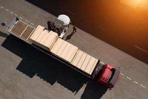 el camión está cargado con madera contrachapada en la vista superior de fábrica foto