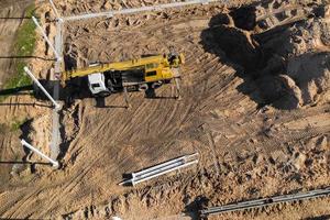 la instalación del marco del edificio en una vista superior del sitio de construcción foto