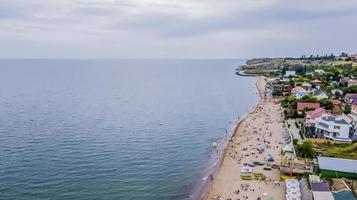 playa en la fotografía aérea del mar negro con un dron foto