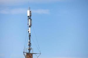 cima de la torre de comunicación. torre de antena de radio, torre de antena de microondas sobre fondo de cielo claro. concepto de tecnología inalámbrica. concepto de desarrollo de la comunicación. imagen para objetos y artículo. foto