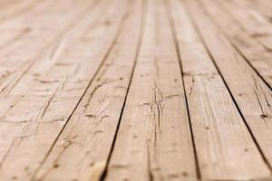fondo de textura marrón de tablón de madera. textura de madera, fondo de grano de madera, mesa de madera a rayas de cerca, mesa antigua sobre el suelo, tablones marrones foto