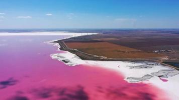 vista aérea al lago rosa con costa salada con pequeñas islas con espacio de copia en ucrania