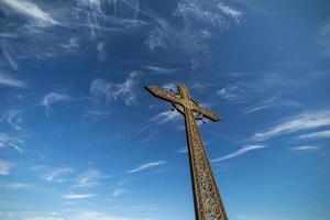 cruz de la iglesia en el fondo del cielo con nubes foto
