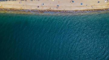 fotografía aérea de mar y playa de arena con drone foto