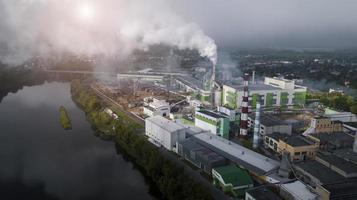 contaminación del medio ambiente por empresas industriales fotografía aérea desde un dron foto