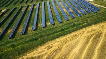 toma aérea vista superior de la granja fotovoltaica del panel solar