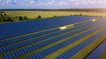 vista superior aérea de una planta de energía de paneles solares. concepto de energía renovable foto