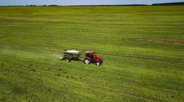 paseos en tractor en el campo y hace fertilizantes inorgánicos foto