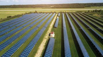 Granja de energía solar que produce energía renovable limpia del sol. miles de paneles solares, células solares fotovoltaicas, gran granja solar. foto