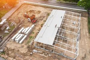 construcción de un edificio de marco moderno. vista superior desde un dron. foto