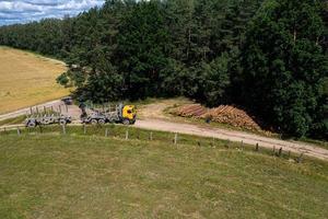 el camión maderero se está preparando para la carga. registrando la vista desde arriba. foto