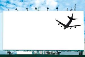 Avión con publicidad en vallas grandes blancas foto