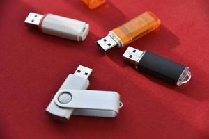 varias unidades flash usb sobre un fondo rojo foto