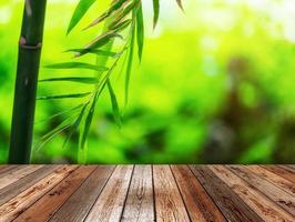 mesa de madera sobre fondo de planta de bambú foto