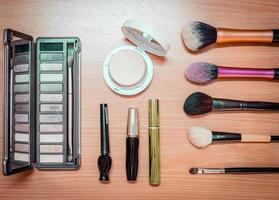 maquillaje cepillo cosmético producto belleza moda en madera foto