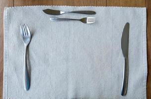 mantel vacío tenedor y cuchillo en la mesa