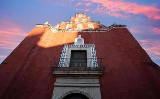 pintorescas y coloridas calles coloniales de merida en mexico, yucatan foto
