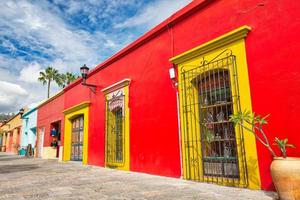 pintorescas calles de la ciudad vieja y coloridos edificios coloniales en el centro histórico de la ciudad foto