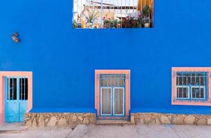 coloridas calles de la ciudad vieja en el centro histórico de la ciudad de zacatecas cerca de la catedral central. es un popular destino turístico mexicano foto