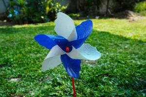 colorido molino de viento en el jardín de césped. foto