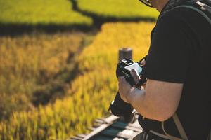 fondo de fotógrafo de mochila con campo de arroz foto