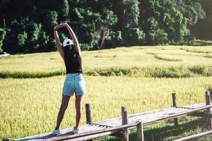 mujer adulta viajera relajarse en el campo de arroz al aire libre de la naturaleza. foto