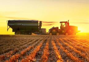 tractor con el carro de grano. industria de la agricultura cosecha. foto