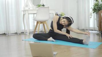 mulheres asiáticas aprendem ioga on-line em videoconferência, instrutora de fitness, ioga on-line, videochamada no laptop. video