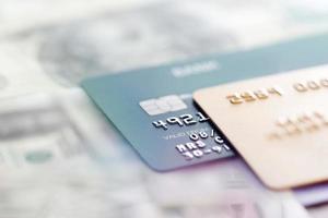 tarjetas de crédito en un fondo de billetes foto