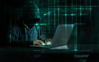 hacker de ataque cibernético que usa una computadora con código en el fondo oscuro digital de la interfaz. sistema de seguridad y concepto de delincuencia en Internet. foto
