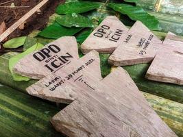 regencia de cianjur, java occidental, indonesia, 29 de marzo de 2022-lápidas de madera foto