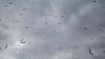 gotas de lluvia en la ventana. mal tiempo lluvioso foto