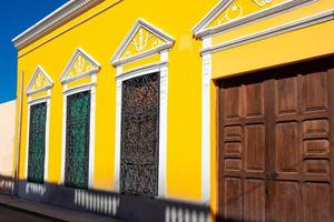 pintorescas y coloridas calles coloniales de merida en mexico, yucatan foto